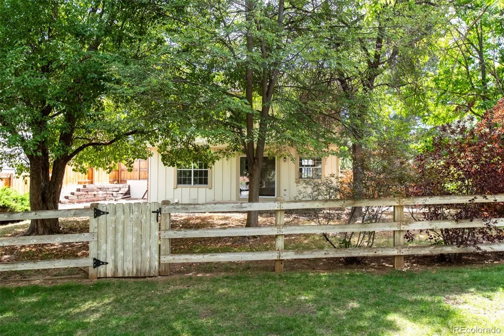2439 W Kettle Circle Littleton, CO 80120