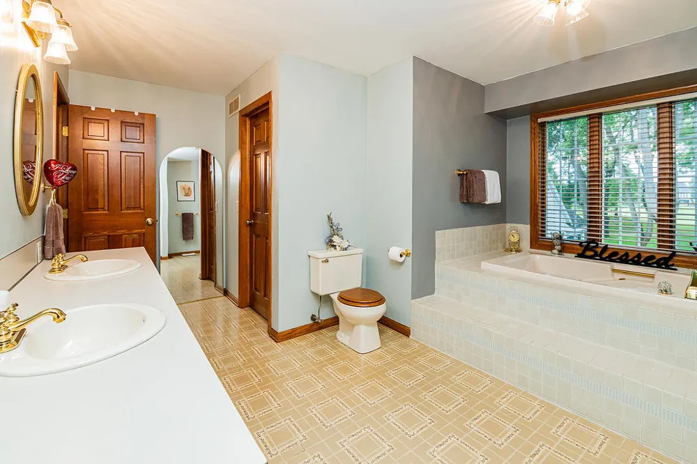 8259 Wallinwood Springs Drive Jenison, MI 49428