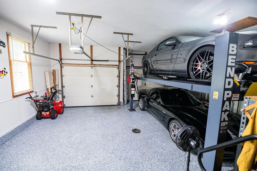 8259 Wallinwood Springs Drive Jenison, MI 49428