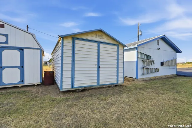 775 WARNCKE RD La Vernia, TX 78121