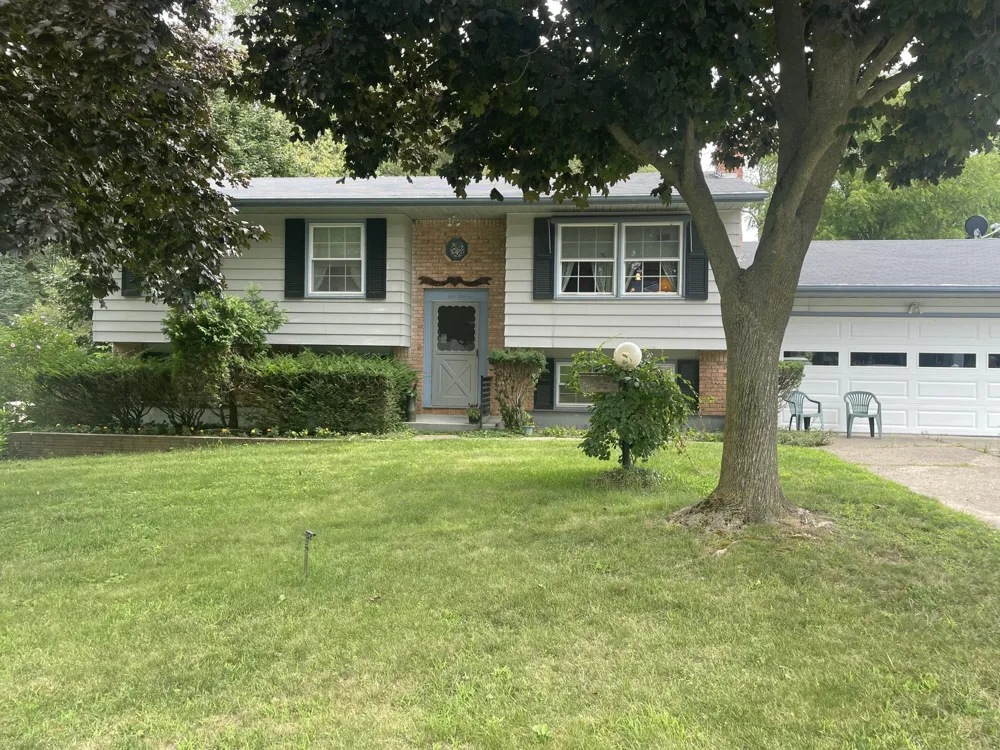 611 Charleston Road Delta Charter Township, MI 48917