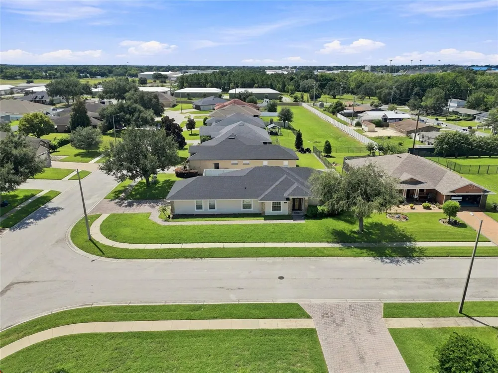 304 BENTLEY OAKS BOULEVARD Auburndale, FL 33823
