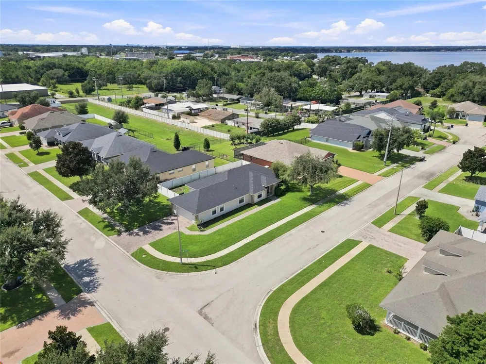 304 BENTLEY OAKS BOULEVARD Auburndale, FL 33823