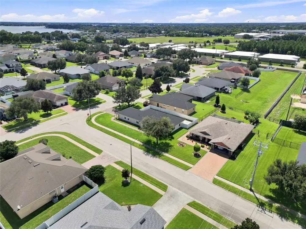 304 BENTLEY OAKS BOULEVARD Auburndale, FL 33823