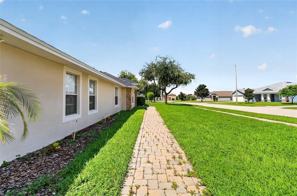 304 BENTLEY OAKS BOULEVARD Auburndale, FL 33823