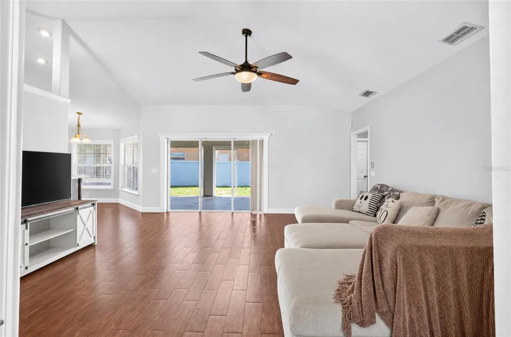 304 BENTLEY OAKS BOULEVARD Auburndale, FL 33823