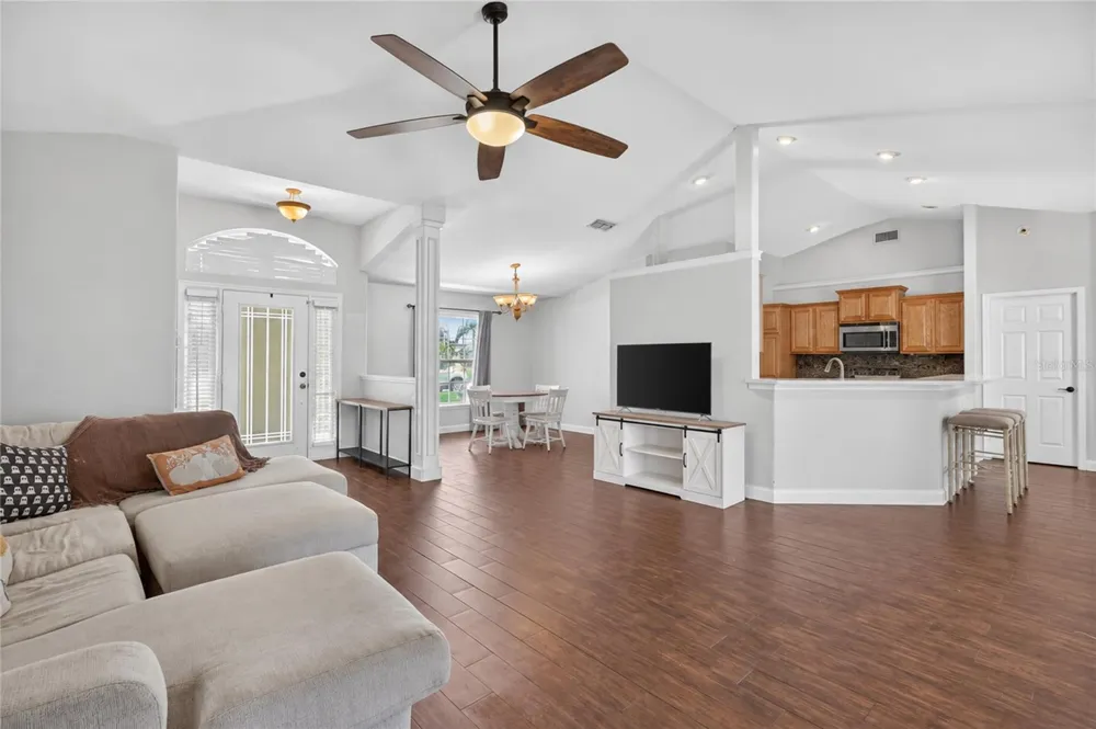 304 BENTLEY OAKS BOULEVARD Auburndale, FL 33823