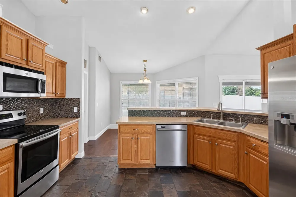 304 BENTLEY OAKS BOULEVARD Auburndale, FL 33823