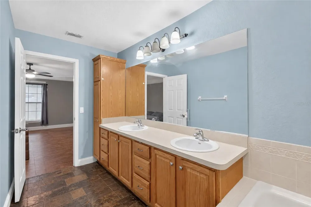 304 BENTLEY OAKS BOULEVARD Auburndale, FL 33823