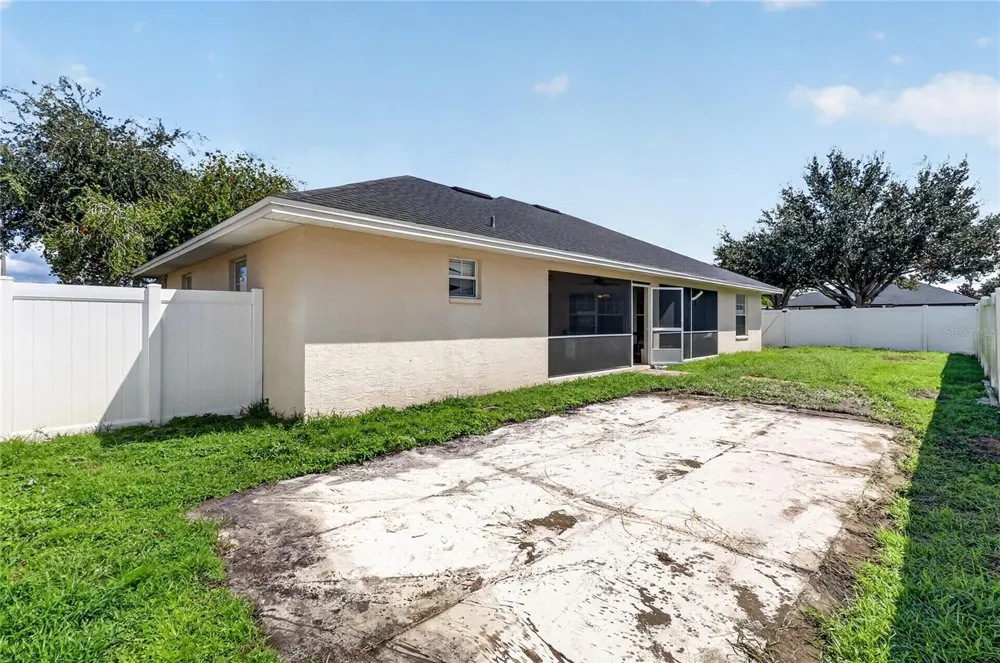 304 BENTLEY OAKS BOULEVARD Auburndale, FL 33823