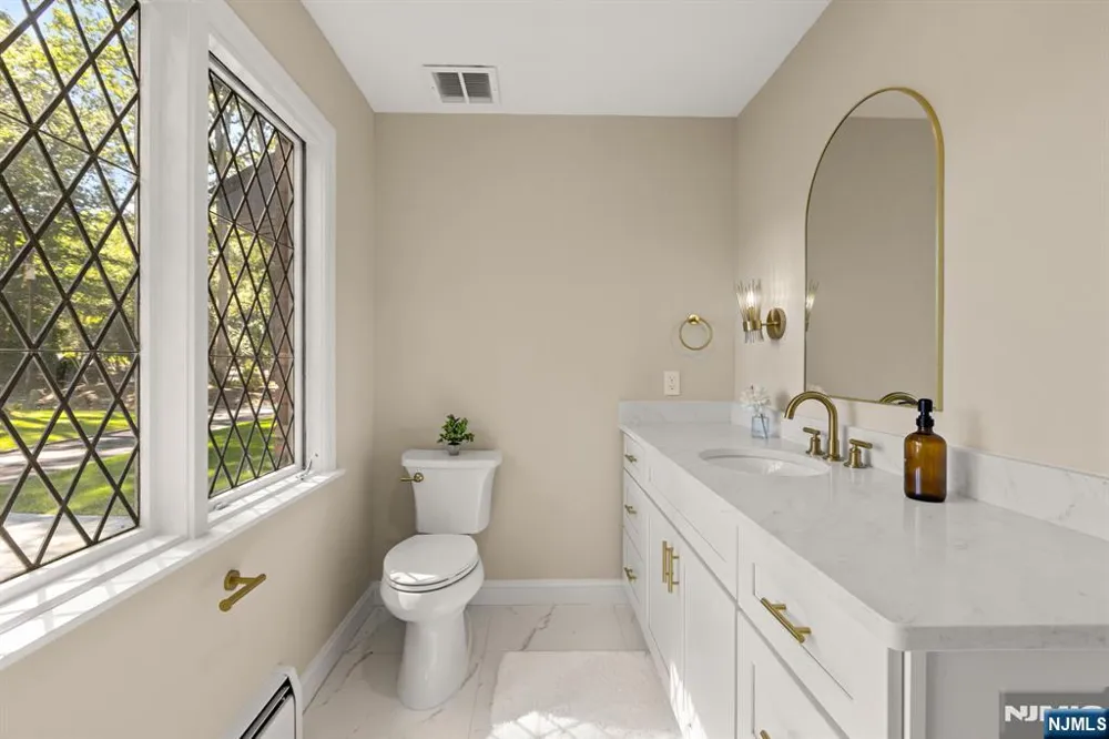 17 Deerhill Drive Ho-Ho-Kus, NJ 07423