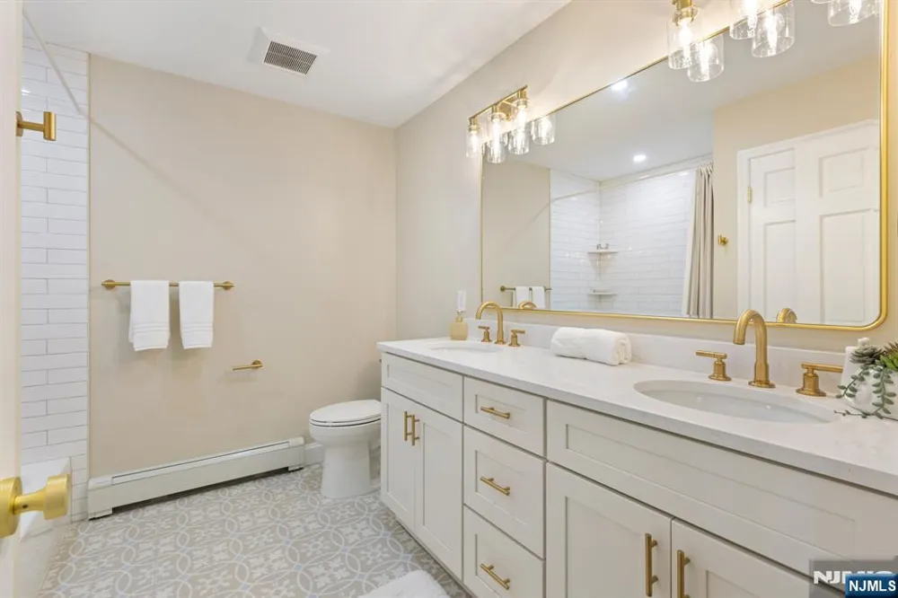 17 Deerhill Drive Ho-Ho-Kus, NJ 07423