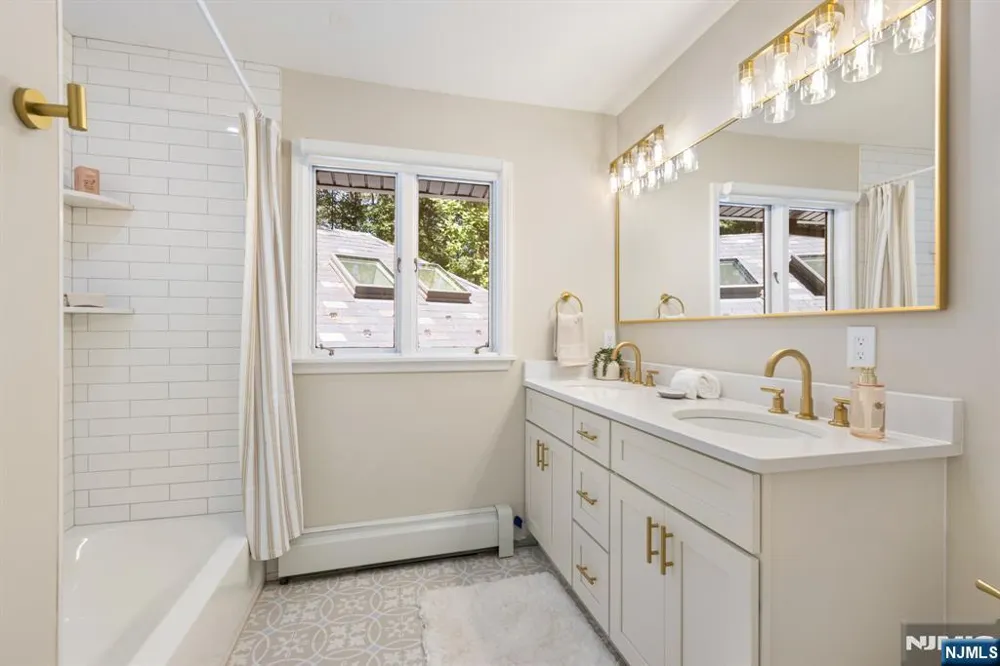 17 Deerhill Drive Ho-Ho-Kus, NJ 07423