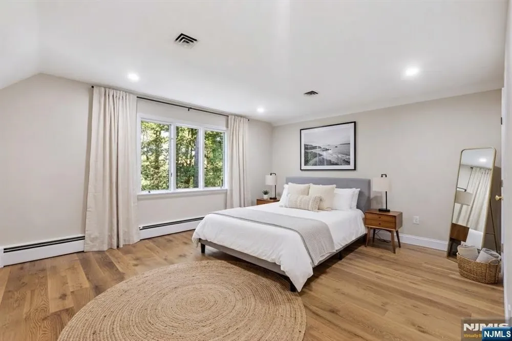 17 Deerhill Drive Ho-Ho-Kus, NJ 07423