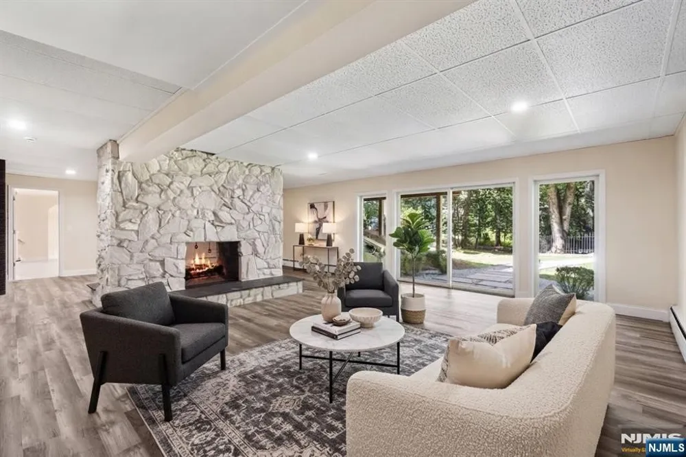 17 Deerhill Drive Ho-Ho-Kus, NJ 07423