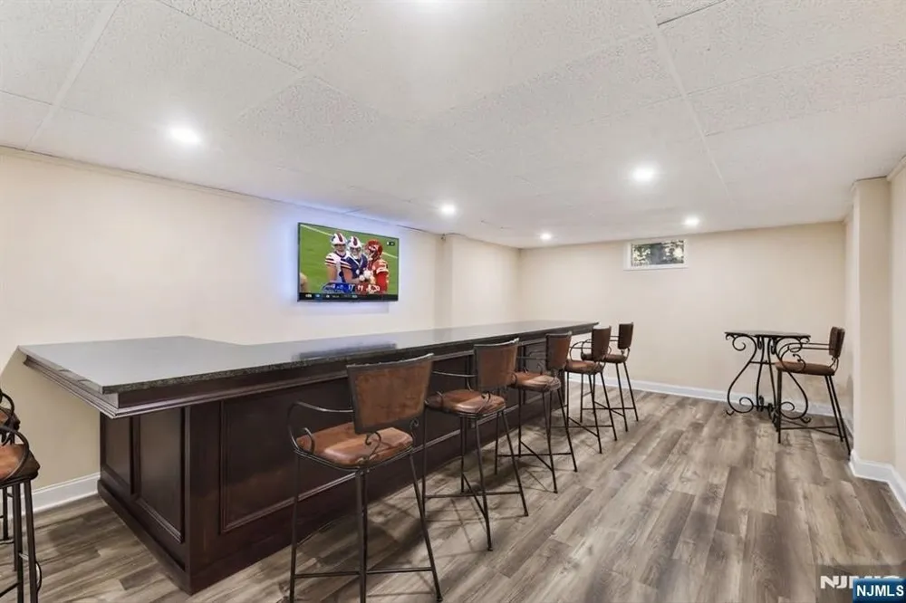 17 Deerhill Drive Ho-Ho-Kus, NJ 07423