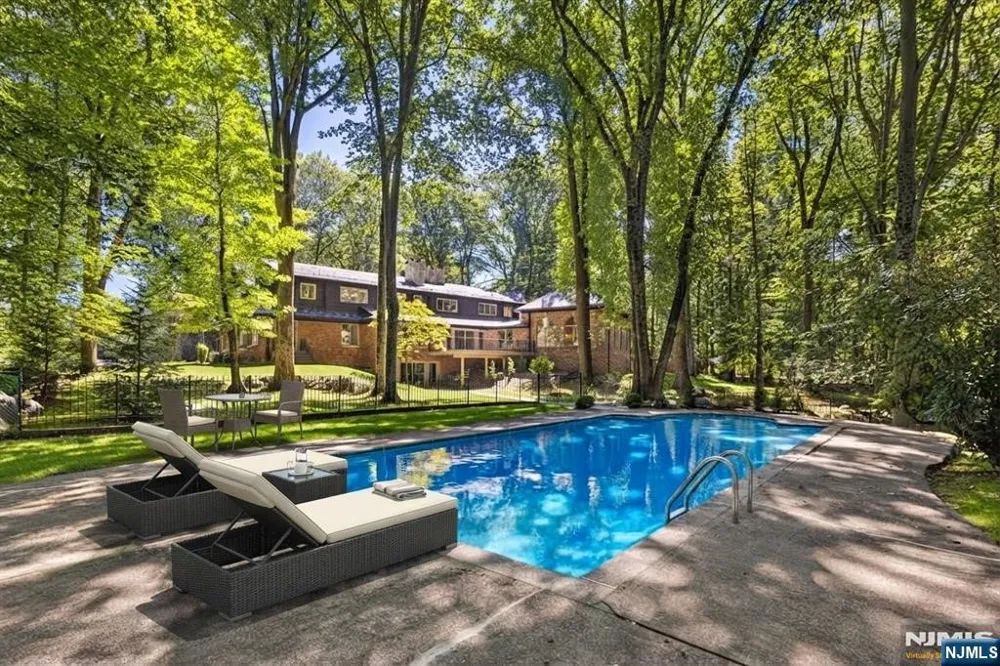 17 Deerhill Drive Ho-Ho-Kus, NJ 07423