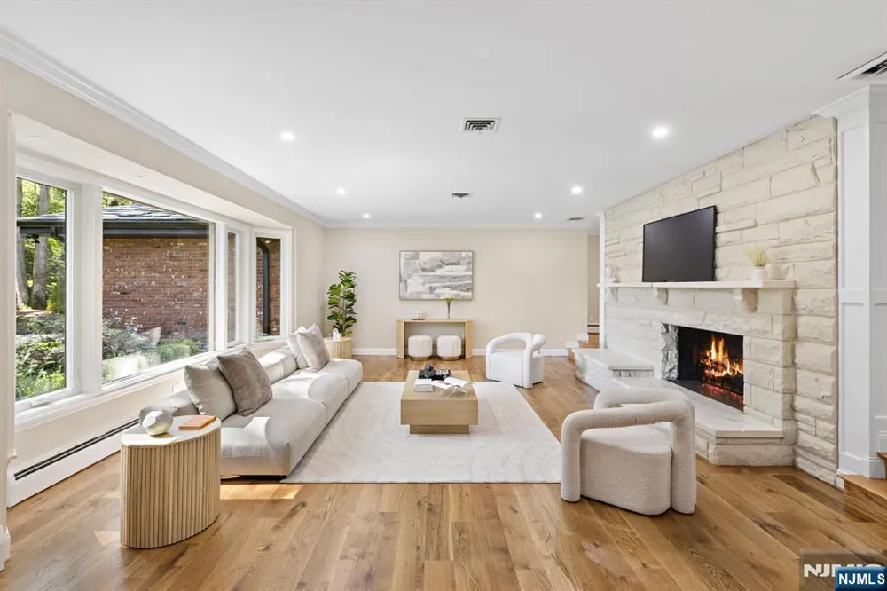17 Deerhill Drive Ho-Ho-Kus, NJ 07423
