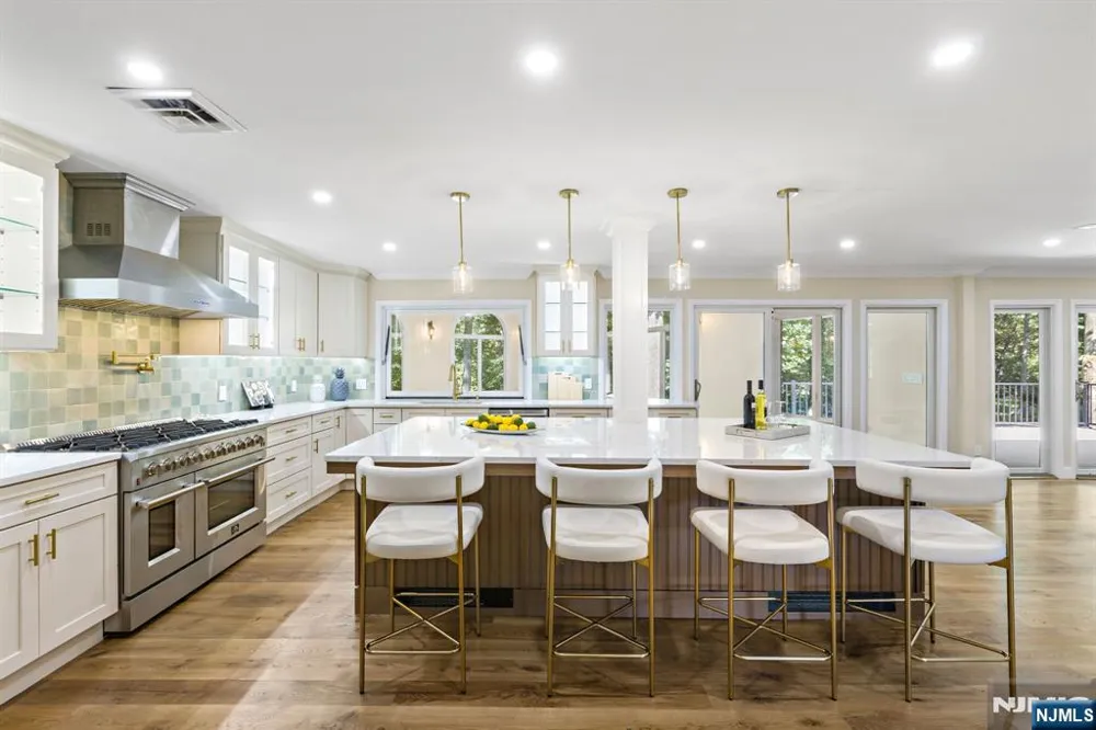 17 Deerhill Drive Ho-Ho-Kus, NJ 07423