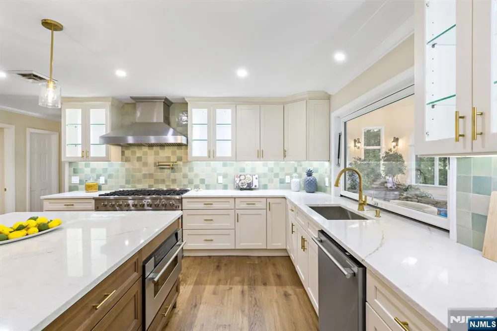 17 Deerhill Drive Ho-Ho-Kus, NJ 07423