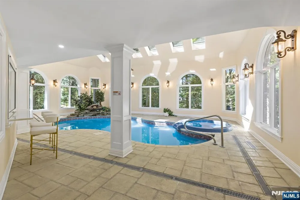 17 Deerhill Drive Ho-Ho-Kus, NJ 07423