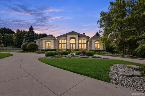 2566 Lakeside Court