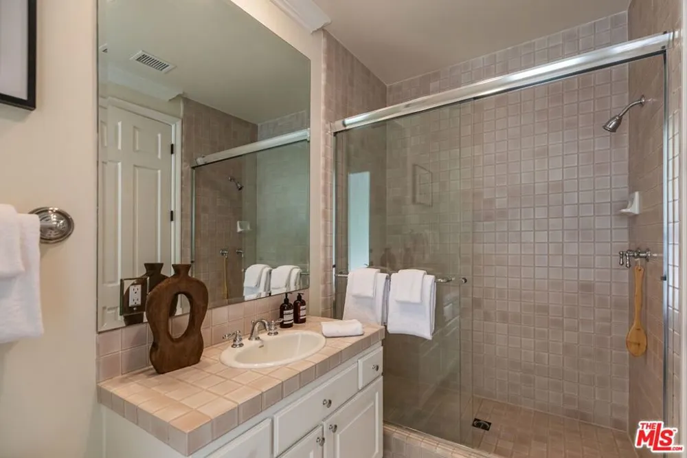 5209 Newcastle Lane Calabasas, CA 91302