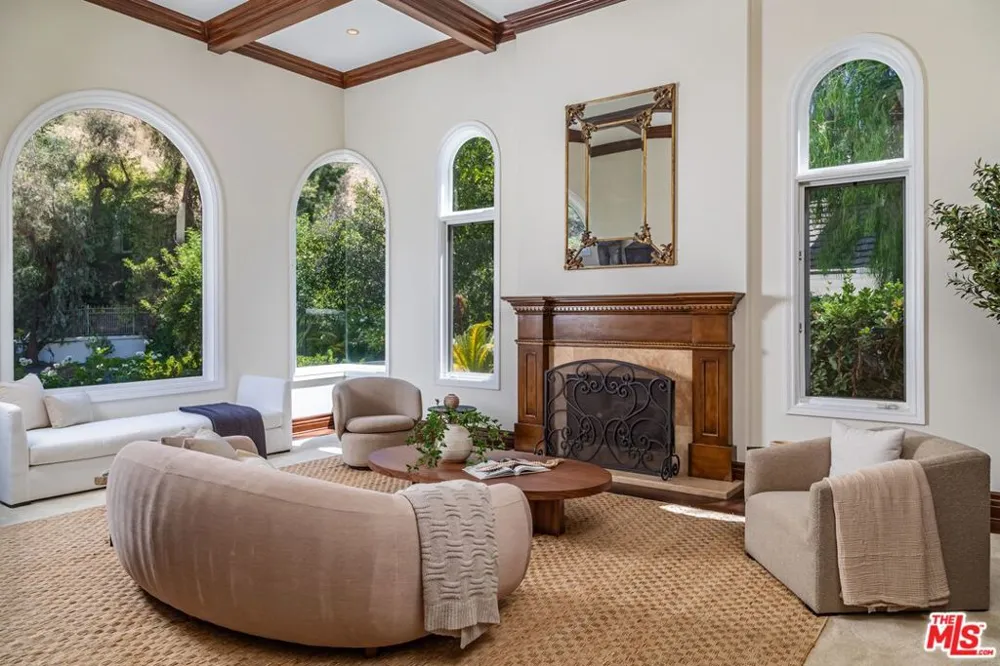 5209 Newcastle Lane Calabasas, CA 91302