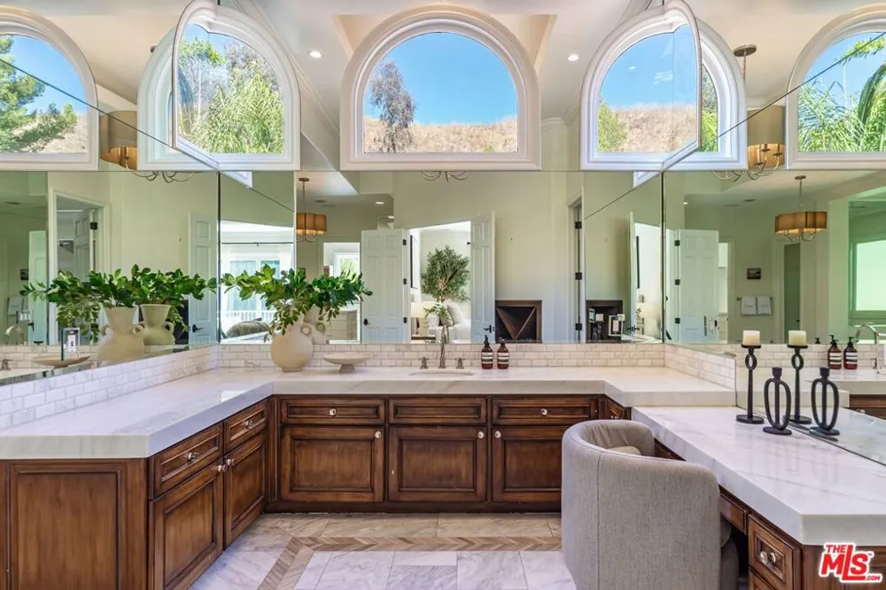5209 Newcastle Lane Calabasas, CA 91302