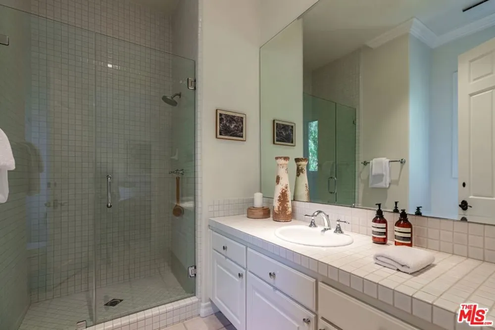 5209 Newcastle Lane Calabasas, CA 91302