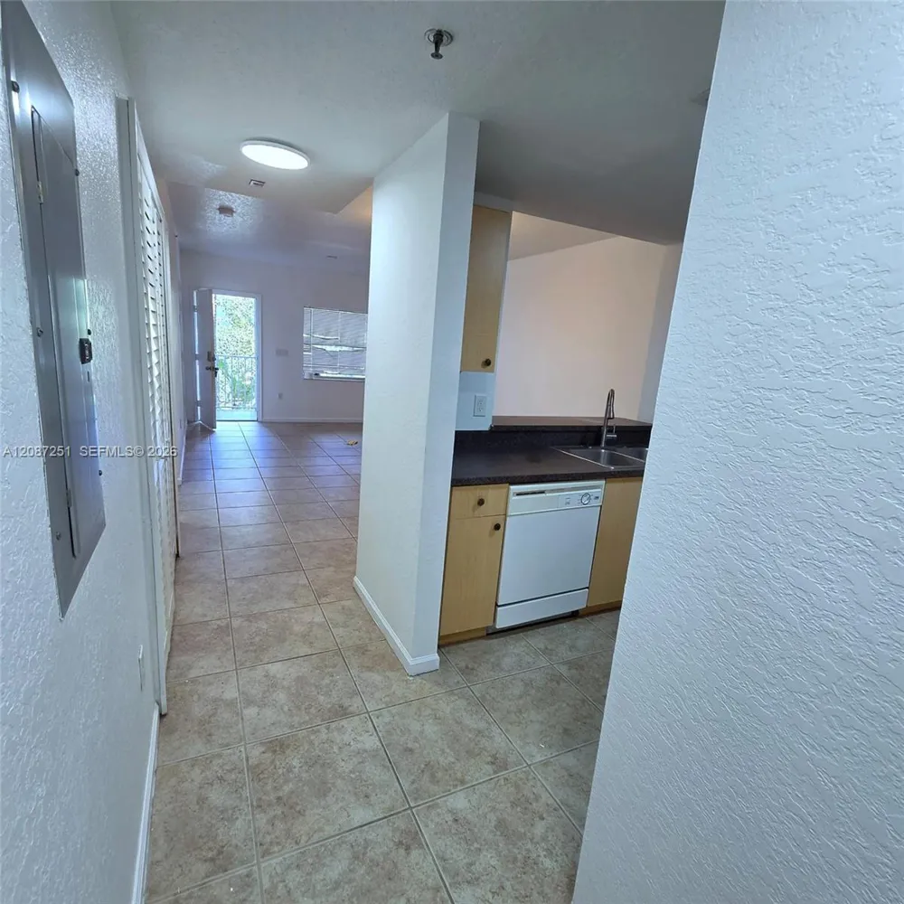2901 Riverside Dr #203 Coral Springs, FL 33065