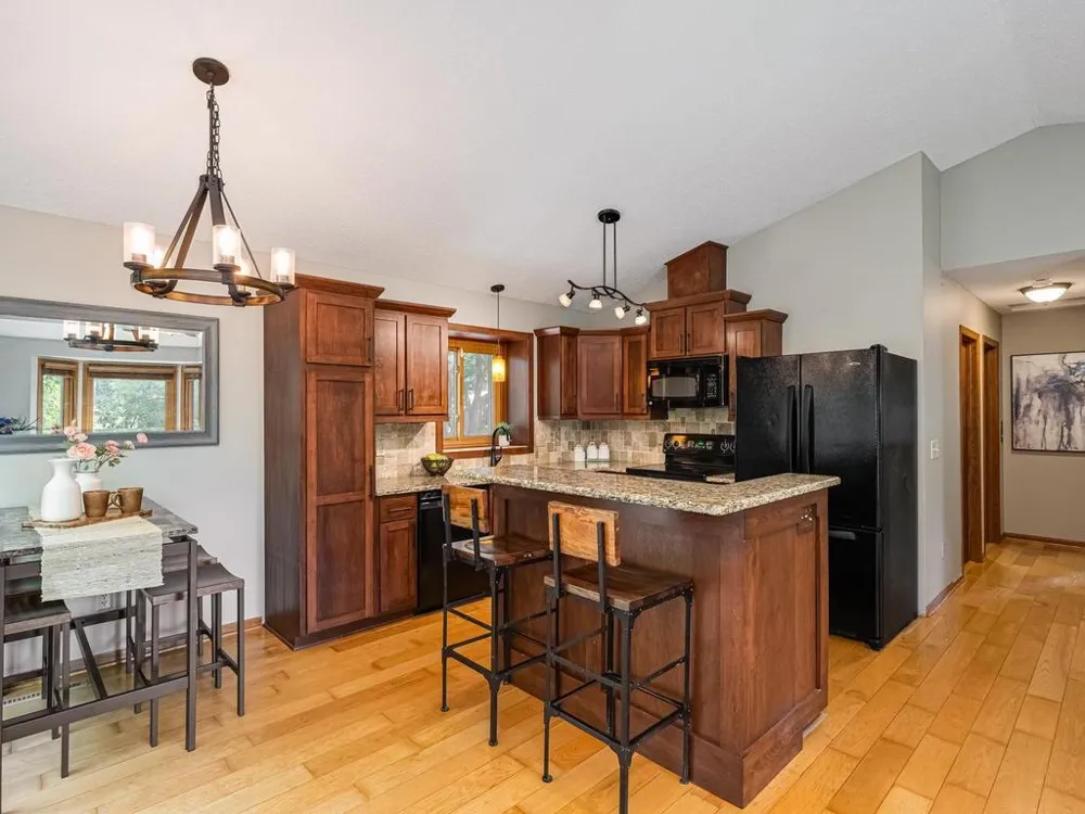 11900 Baypoint Drive Burnsville, MN 55337