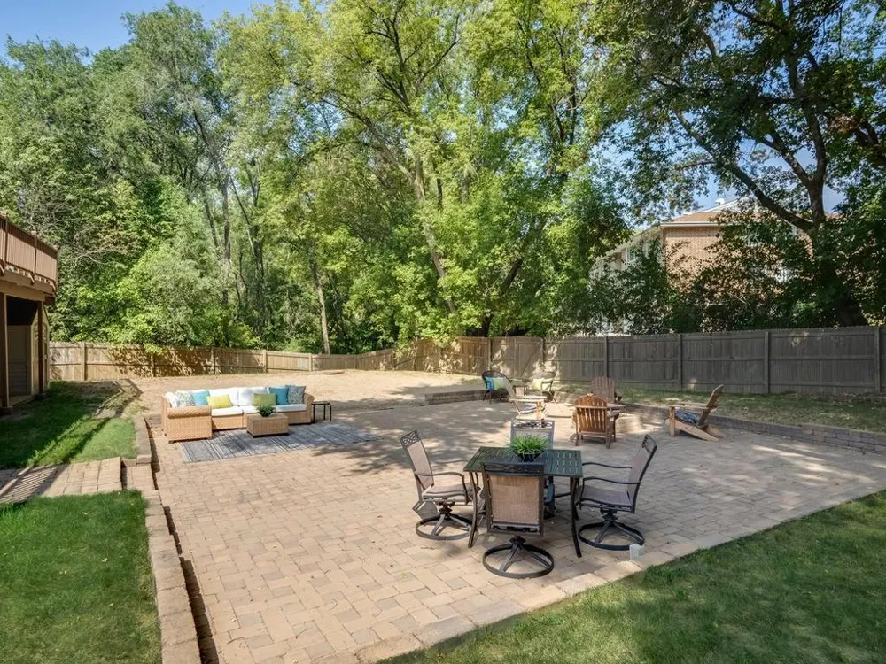11900 Baypoint Drive Burnsville, MN 55337