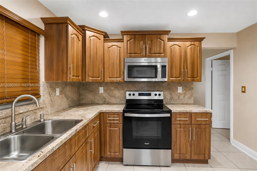 6746 NW 199th St Hialeah, FL 33015