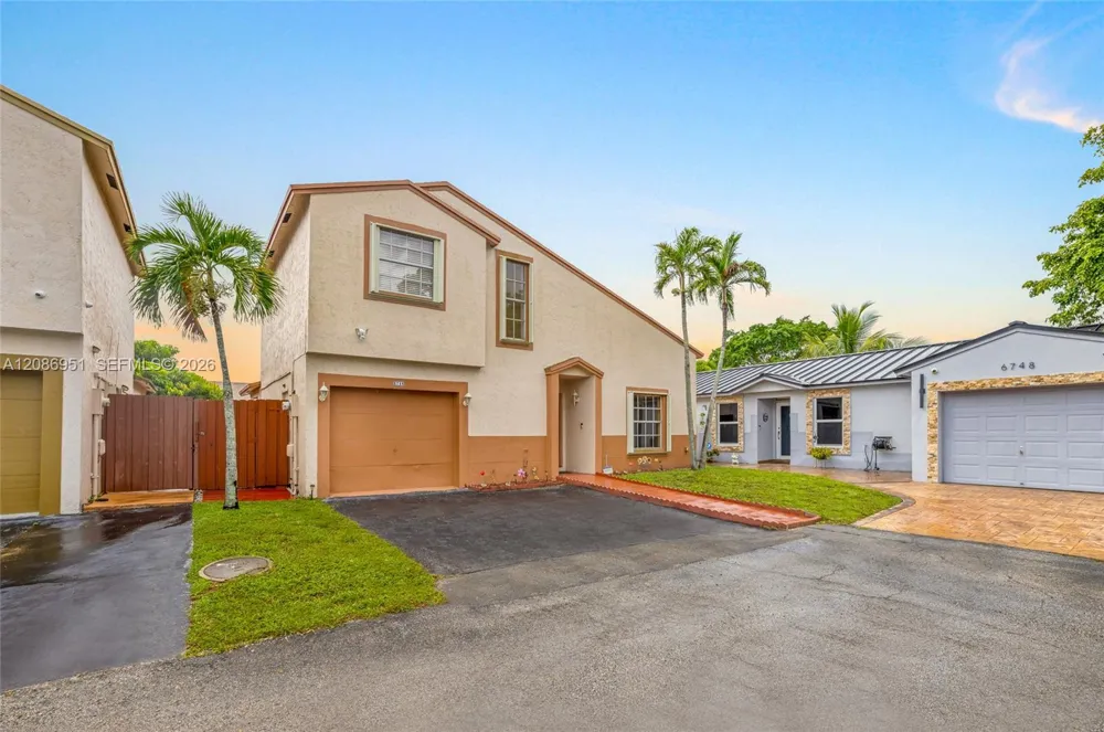 6746 NW 199th St Hialeah, FL 33015