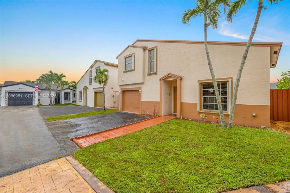 6746 NW 199th St Hialeah, FL 33015