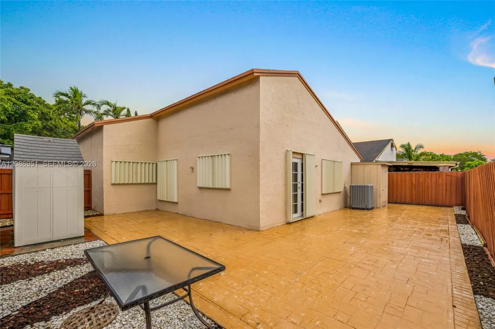 6746 NW 199th St Hialeah, FL 33015