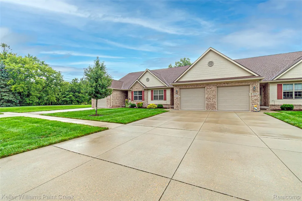 203 Jonathon Drive Almont Village, MI 48003