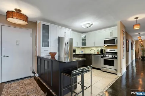 2000 Linwood Avenue 22C/D