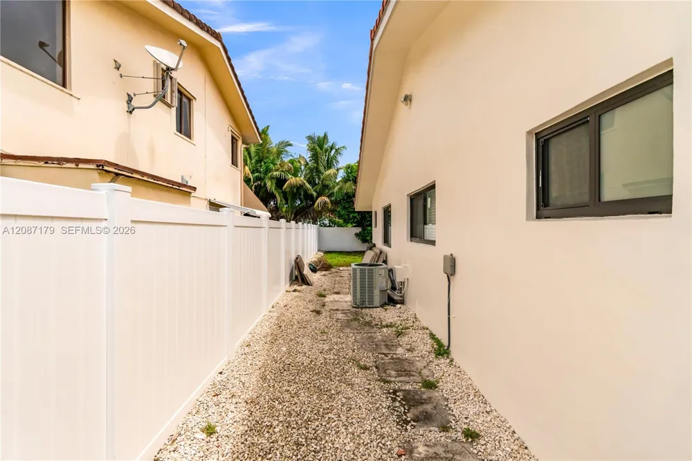 2437 SW 99th Ct Miami, FL 33165