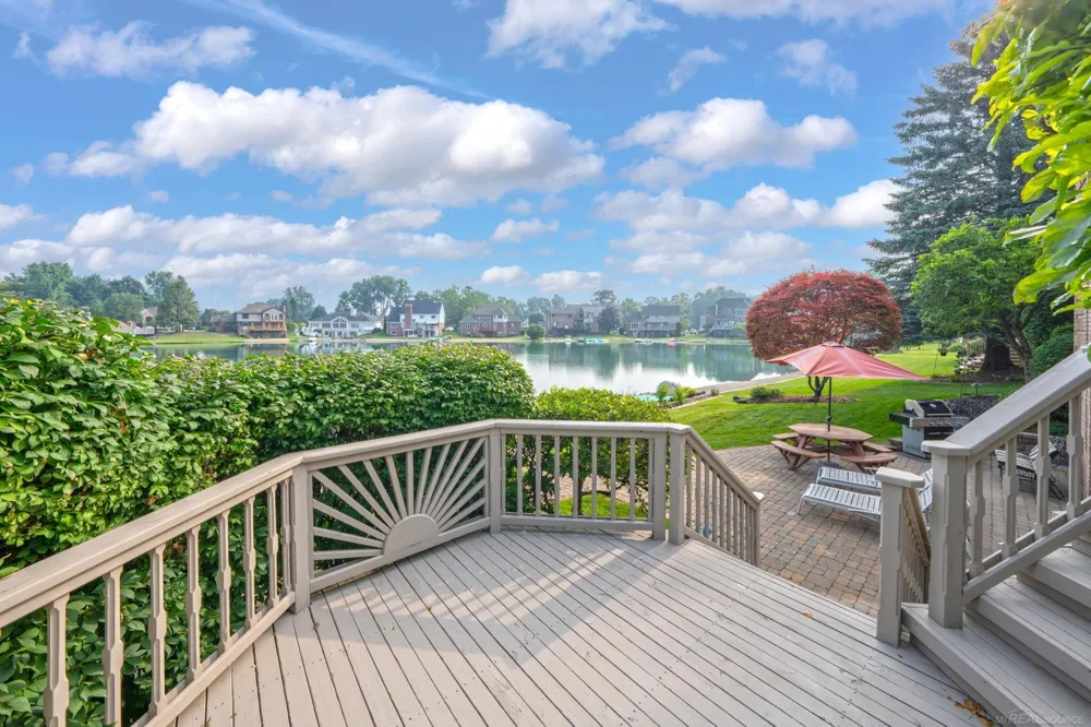 8893 Chestnut Run Drive Shelby Charter Township, MI 48317
