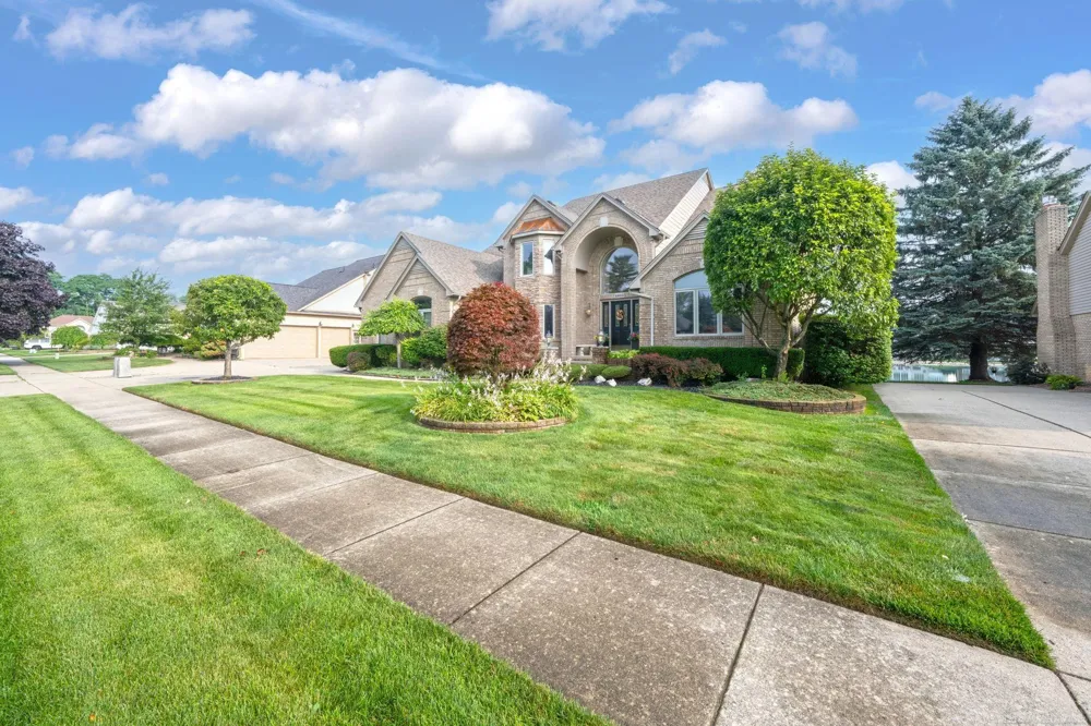 8893 Chestnut Run Drive Shelby Charter Township, MI 48317