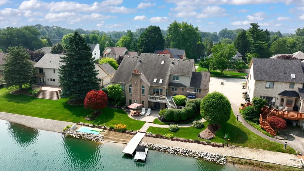 8893 Chestnut Run Drive Shelby Charter Township, MI 48317