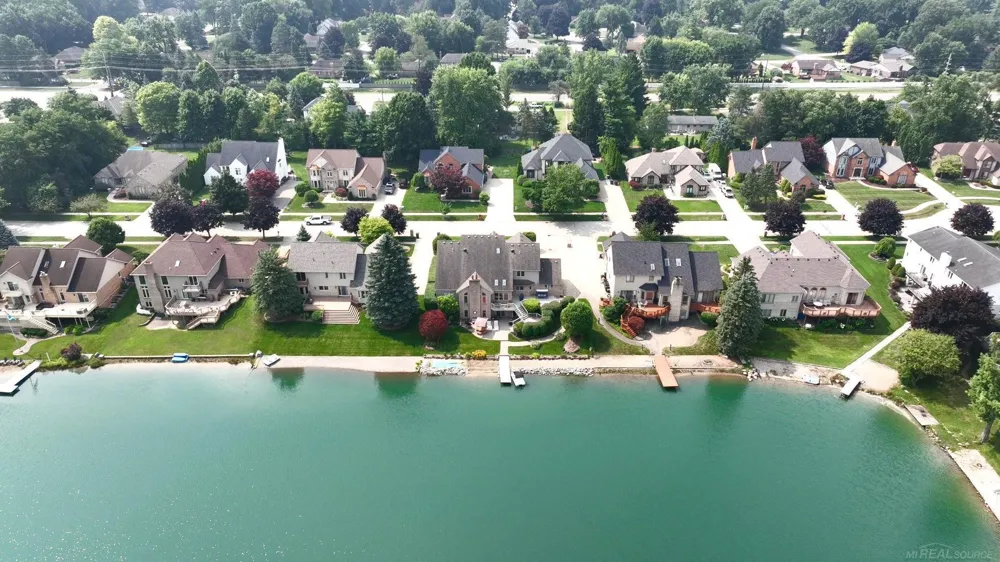 8893 Chestnut Run Drive Shelby Charter Township, MI 48317
