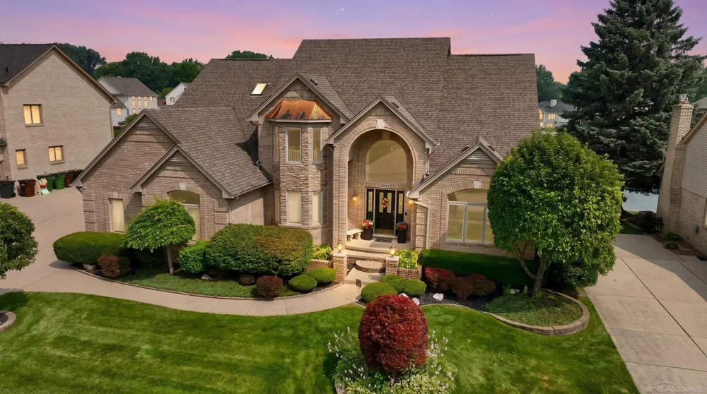 8893 Chestnut Run Drive Shelby Charter Township, MI 48317