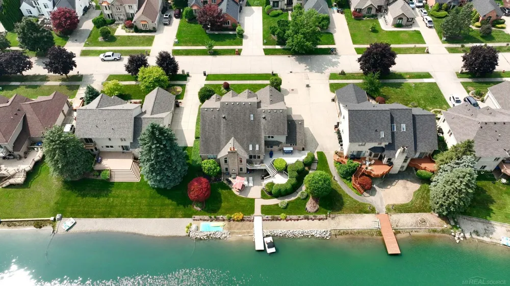 8893 Chestnut Run Drive Shelby Charter Township, MI 48317