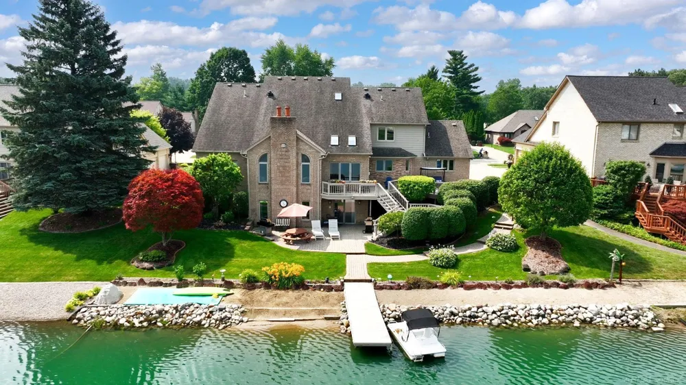 8893 Chestnut Run Drive Shelby Charter Township, MI 48317