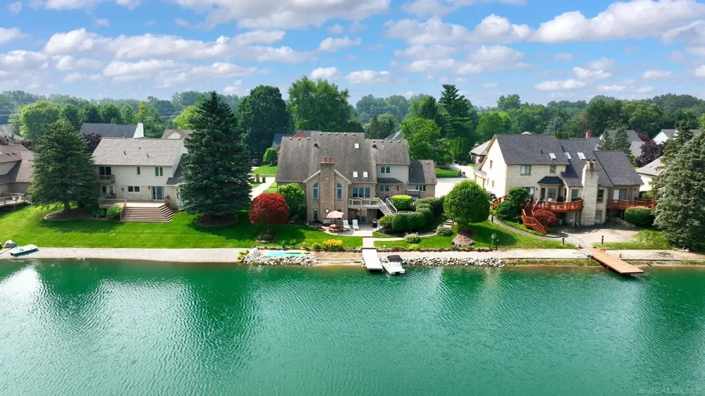 8893 Chestnut Run Drive Shelby Charter Township, MI 48317
