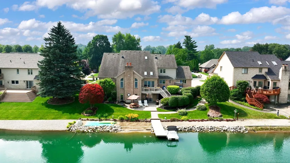 8893 Chestnut Run Drive Shelby Charter Township, MI 48317