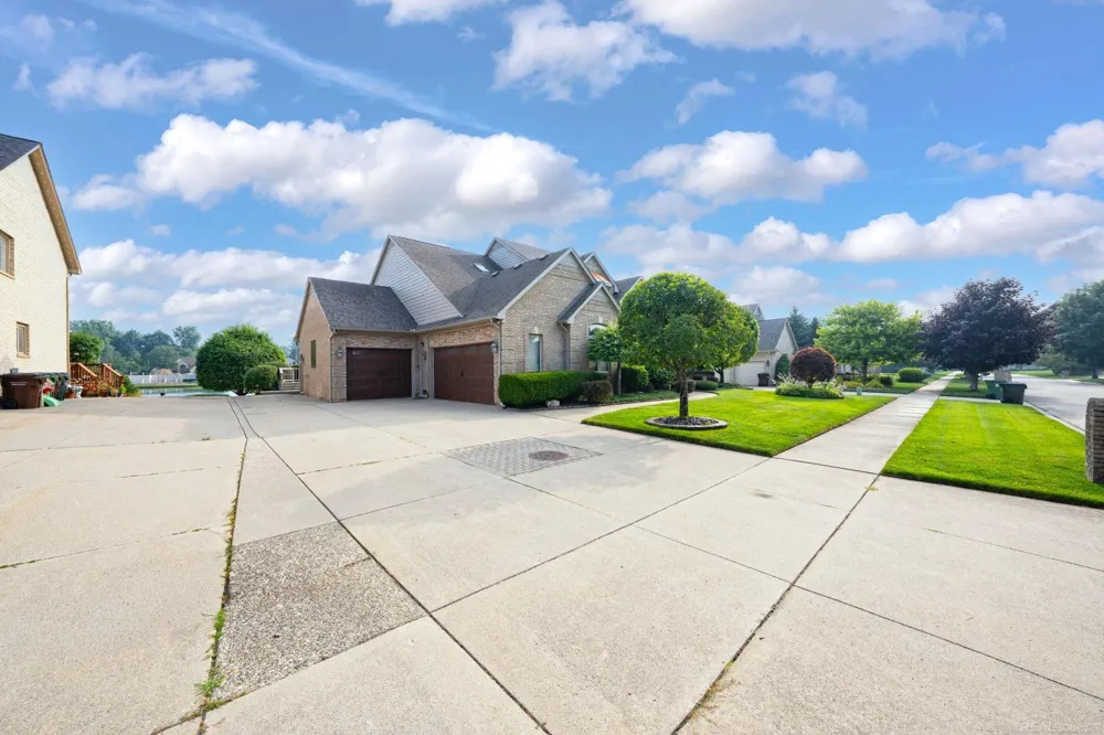 8893 Chestnut Run Drive Shelby Charter Township, MI 48317